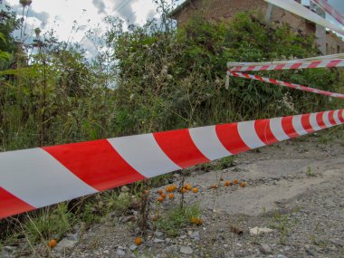 Kaza yüzünden yoldaki trafiği engelleyen kırmızı ve beyaz şeritler var.