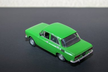 Eski bir arabanın küçük yeşil oyuncak modeli.