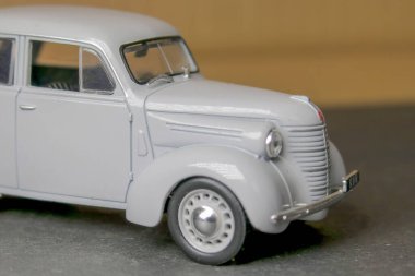 Sovyet KIM arabasının gri oyuncak plastik modeli