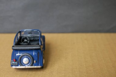 Küçük güzel plastik oyuncak araba.