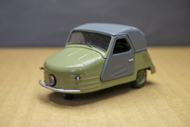 Küçük güzel plastik oyuncak araba.