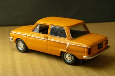 Küçük güzel plastik oyuncak araba.