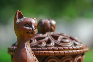 Sentetik kahverengi mücevher kutusu ve kedi heykeli