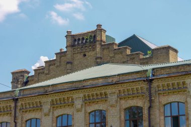 Üniversitenin faaliyet gösterdiği eski ve güzel bir tuğla ev.