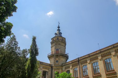 Üniversitenin faaliyet gösterdiği eski ve güzel bir tuğla ev.