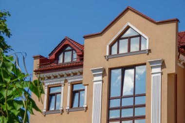 Yeni sarı bir evin güzel yüzü