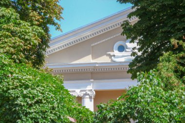 Şehir merkezindeki eski bir Sovyet evinin cephesi.