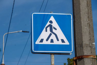 Direkte yol tabelası var.