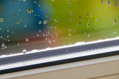 Yağmurdan sonra pencere camına su damlıyor.