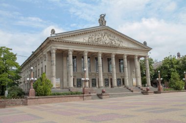 Tiyatro binası ve heykel süslemesi.