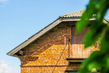 Terk edilmiş eski tuğla ev ve bahçe