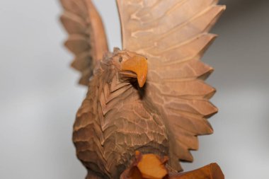 Ukrayna Karpatlarında bulunan bir kartalın ahşap heykeli.