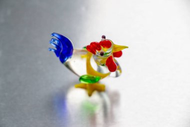 Küçük oyuncak, cam bir horoz.