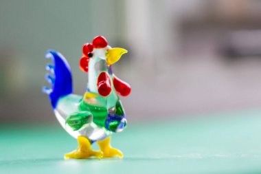 Küçük oyuncak, cam bir horoz.