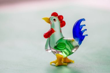 Küçük oyuncak, cam bir horoz.