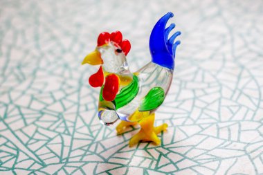 Küçük oyuncak, cam bir horoz.
