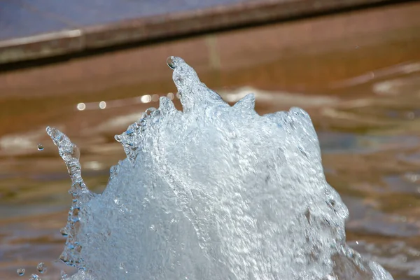 Ağustos 'ta şehir çeşmesinde su fışkırıyor.