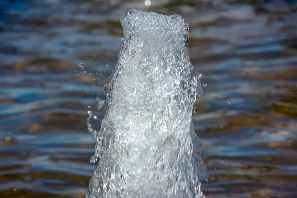 8月の市内噴水の水のジェット — ストック写真