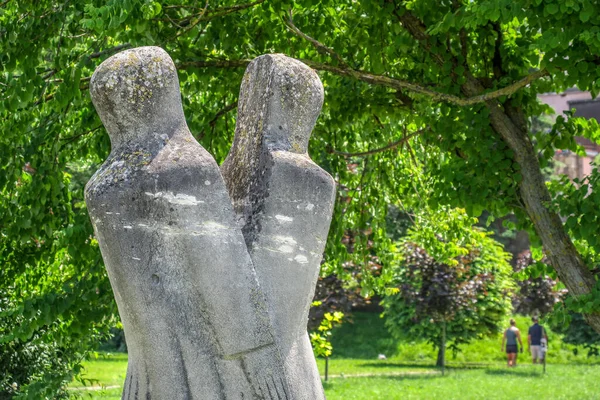 Scultura Pietra Parco Uomo Una Donna Innamorati — Foto Stock