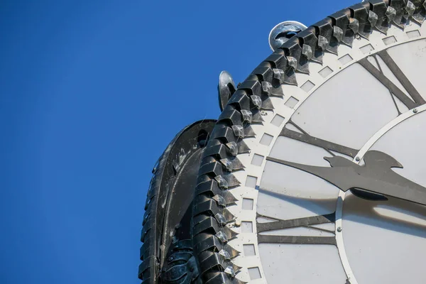 Metal bir sokak saatinin beyaz kadranı