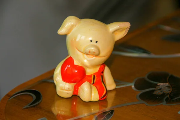 Little Kolorowe Zabawki Rzeźbiarskie Świnia — Zdjęcie stockowe