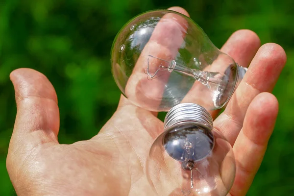 Glühbirne Leistung 100 Watt Glühbirne Der Hand Auf Farbigem Hintergrund — Stockfoto