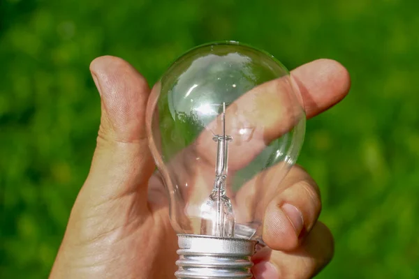 Glühbirne Leistung 100 Watt Glühbirne Der Hand Auf Farbigem Hintergrund — Stockfoto