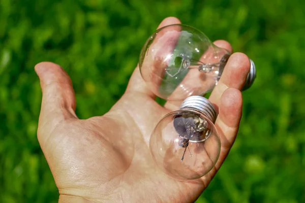 Gloeilamp Vermogen 100 Watt Lamp Hand Een Gekleurde Achtergrond — Stockfoto