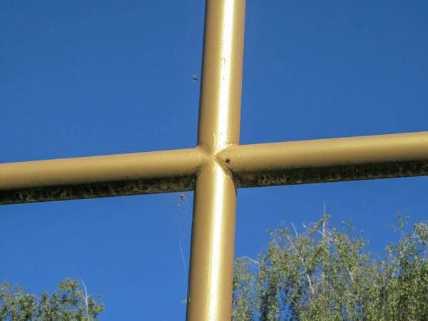 Croce Cristiana Metallo Giallo Fatta Trombe — Foto Stock