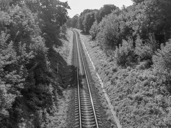 8月の電車や緑の草のためのトラック — ストック写真