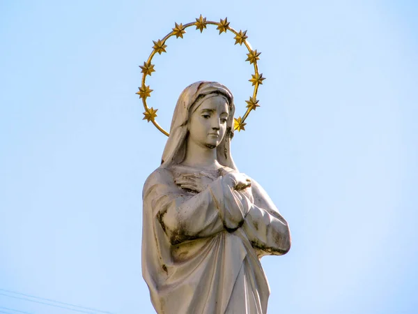 裸の上に金色の光背を持つ神の母への記念碑 — ストック写真