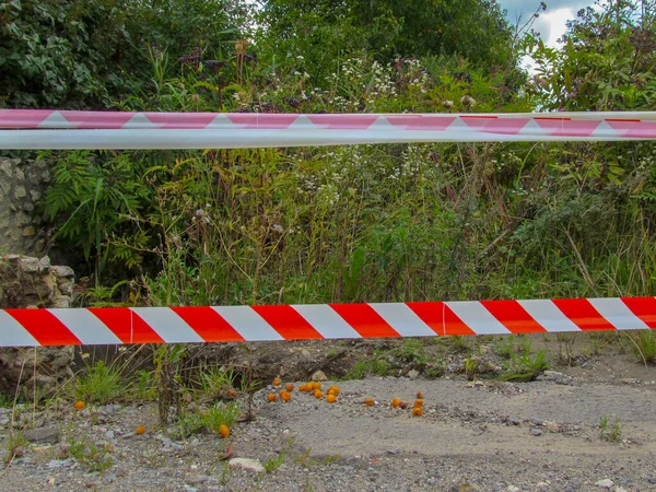 Kaza yüzünden yoldaki trafiği engelleyen kırmızı ve beyaz şeritler var.