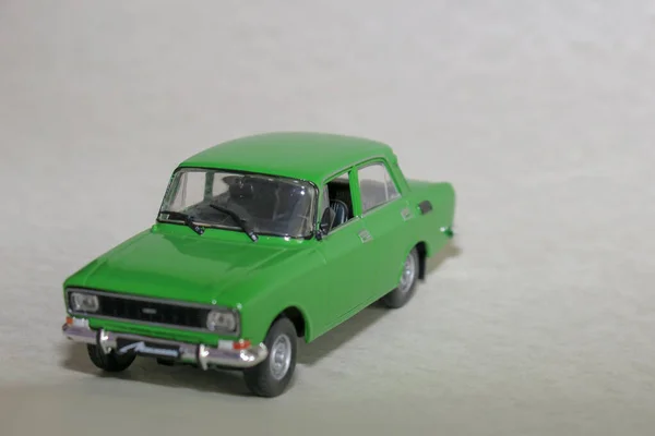 Egy Régi Autó Kis Zöld Játékmodellje — Stock Fotó