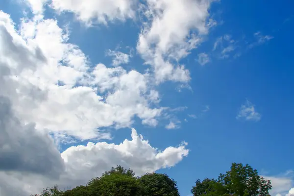 Schöner Blauer Himmel Auf Weißen Wolken August — Stockfoto