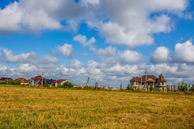 Şehrin dışındaki güzel sonbahar sarı tarlası.