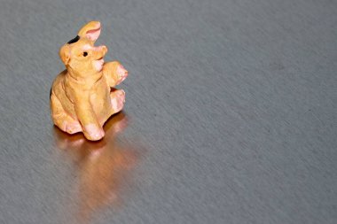 Küçük neşeli oyuncak domuzun makro çekimi.