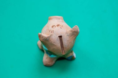 Küçük neşeli oyuncak domuzun makro çekimi.