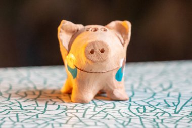 Küçük neşeli oyuncak domuzun makro çekimi.