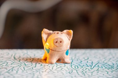 Küçük neşeli oyuncak domuzun makro çekimi.