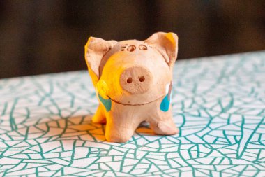 Küçük neşeli oyuncak domuzun makro çekimi.