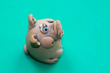 Küçük neşeli oyuncak domuzun makro çekimi.