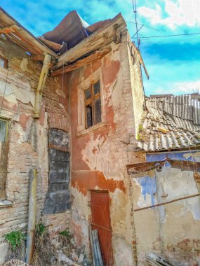 Şehirdeki eski bir tuğla evin kalıntıları.