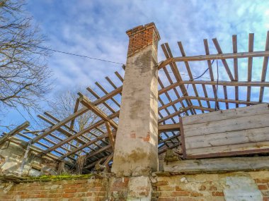 Şehirdeki eski bir tuğla evin kalıntıları.