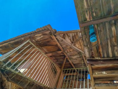 Şehirdeki eski bir evde eski acil durum ahşap merdivenleri. Ternopil, Ukrayna