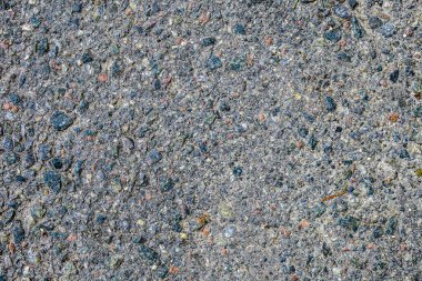 Asfalt taşlarının dokusu ve yerde kum.