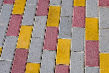 Kaldırımda kırmızı-sarı kaldırım taşlarının dokusu