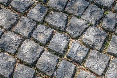 Yerde eski granit kaldırım