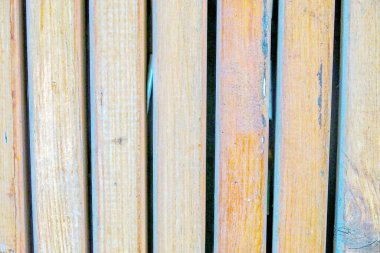 Kırmızı ahşap tahtalar dikey monte edilir.