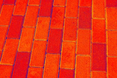 Kaldırımda kırmızı-sarı kaldırım taşlarının dokusu