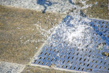 Temmuzda sıcak havalarda çeşmede güzel su püskürtüleri
